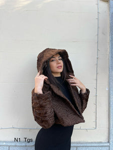 Pelliccia cropped con cappuccio N1